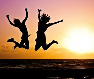 Newsletter Anmeldung 2 Junge Leute im Sonnenuntergang