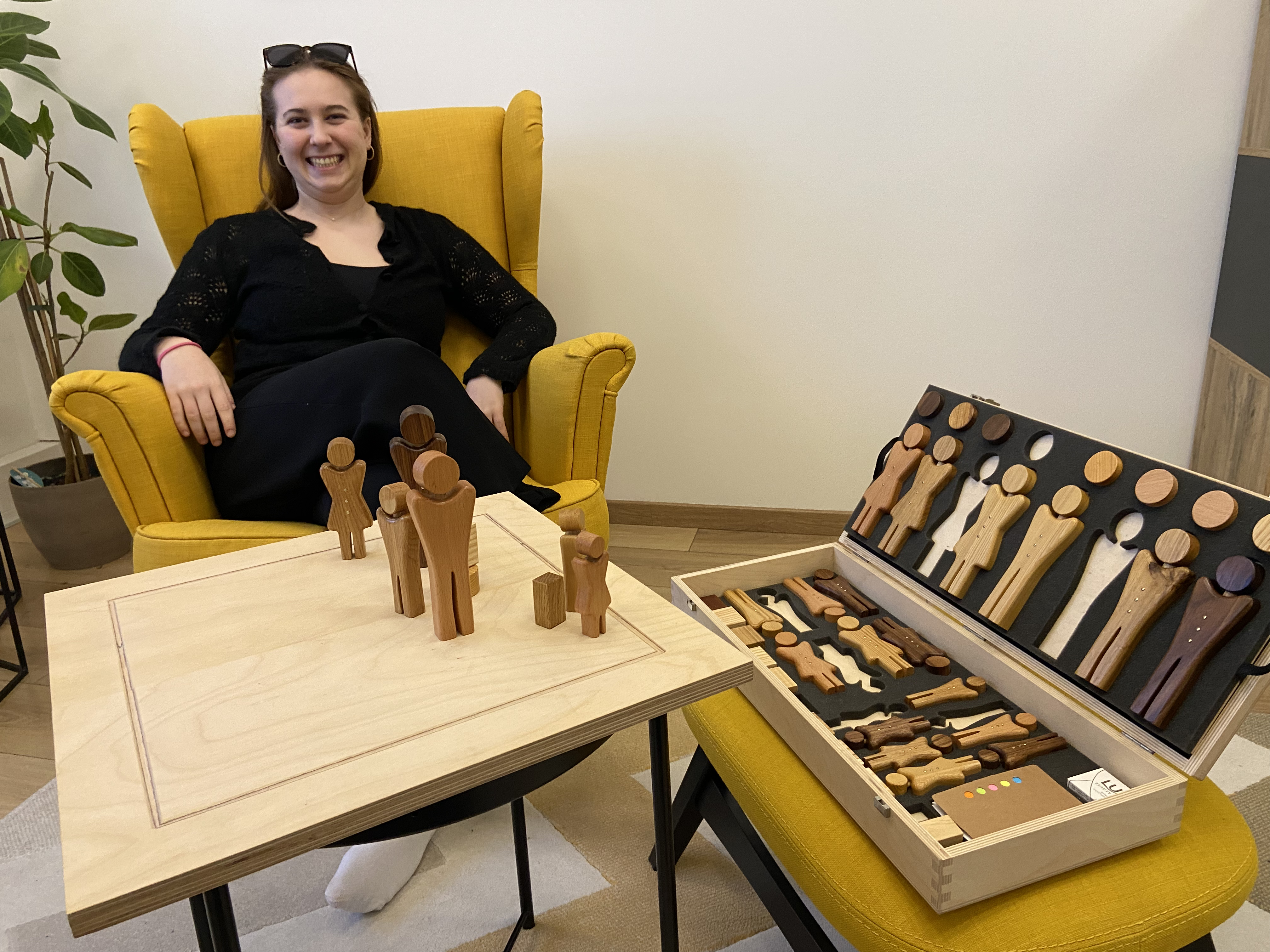 Brettaufstellung mit Holzfiguren in der Praxis – systemische Familienaufstellung
